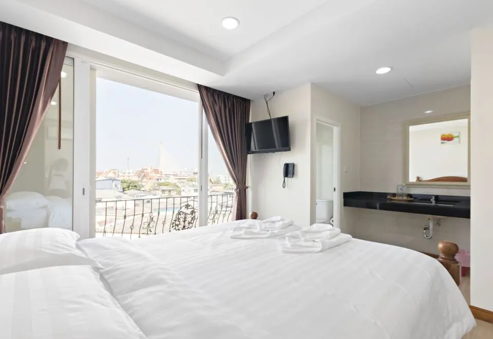 Royale 8 Ville hotel photograph